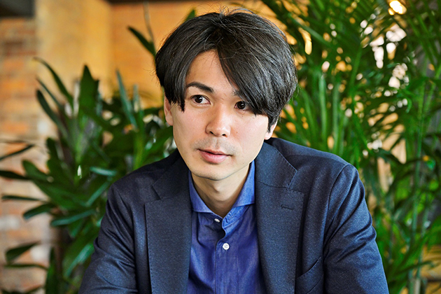 自ら育児担当となり「抱っこ紐営業」も経験