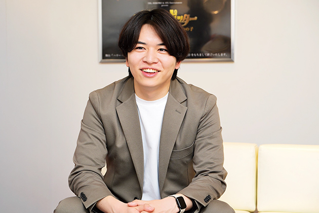 ソファに座りインタビューに応じる本村大さん