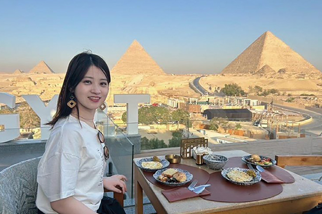 テラスで食事をするR.Nさん