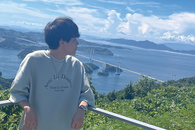 海を眺める岸田航さん