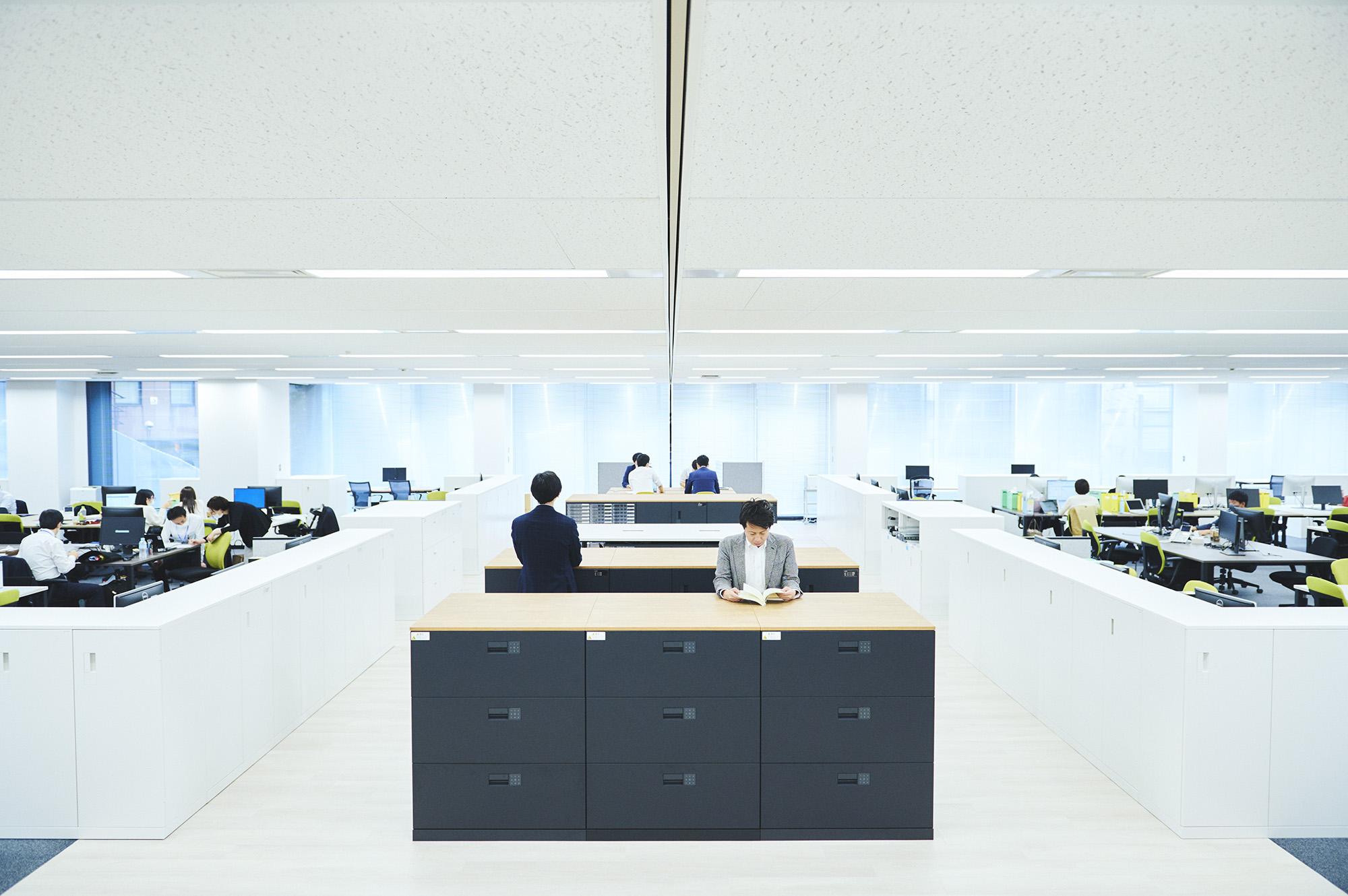 フリーアドレスでトリプルモニタを使用