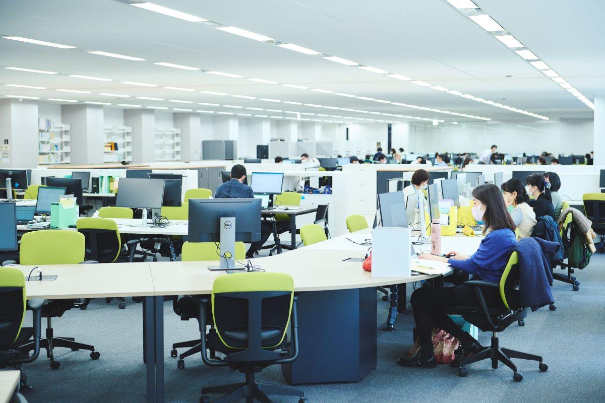 フリーアドレスでトリプルモニタを使用