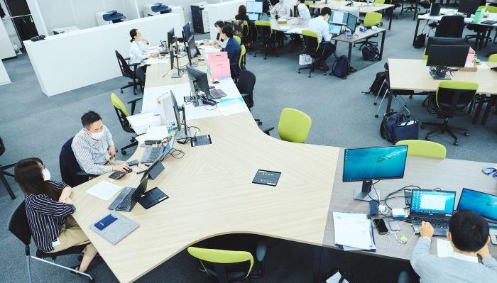 フリーアドレスでトリプルモニタを使用